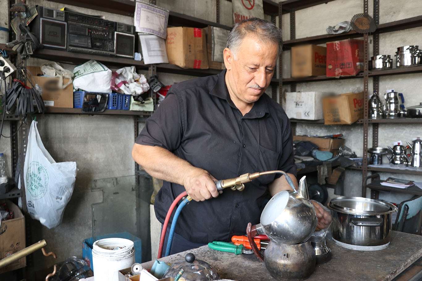 40 yıldır tencere ve çaydanlık tamir ederek ailesinin geçimini sağlıyor 40 yıldır tencere ve çaydanlık tamir ederek ailesinin geçimini sağlıyor